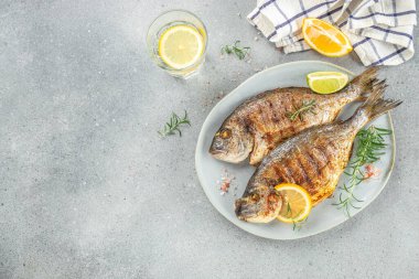 dorado. Tam ızgara balık. organik sağlıklı ürünler. Detoks ve temiz diyet konsepti. metin için yer, üst görünüm.