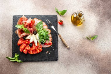 Peynir ve meze çeşitleri. Restoran menüsü, diyet, yemek kitabı tarifi üst görünümü.