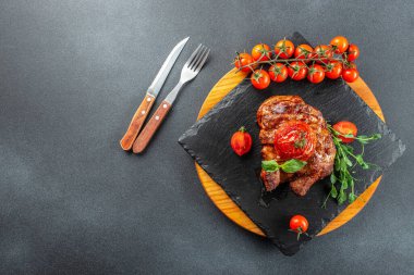 Domatesli ızgara biftek. Sağlıklı yağlar, kilo vermek için temiz yiyecekler. Üst Manzara. metin için yer.