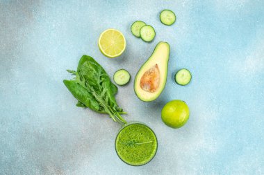 Sebzeli yeşil meyve suyu. Detoks. Sağlıklı ve dengeli beslenme kavramı. metin için yer, üst görünüm.