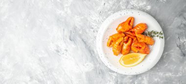 Surimi, arka planda hafif bir tabağa yapışıyor, uzun afiş formatında. en üstteki görünüm,