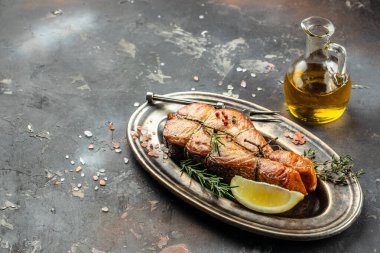 Koyu arkaplanda ızgara somon, afiş, menü, metin için tarif yeri, üst görünüm,