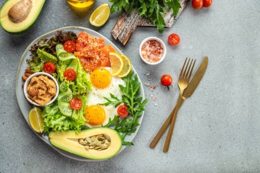 Ketojenik diyet kahvaltı salatası, avokado, balık, yumurta, kurşun geçirmez keto kahveli fındık. metin için yer, üst görünüm.