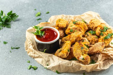 Hafif arkaplanlı kızarmış tavuk nuggetları, restoran menüsü, diyet, yemek tarifi üst görünümü.,