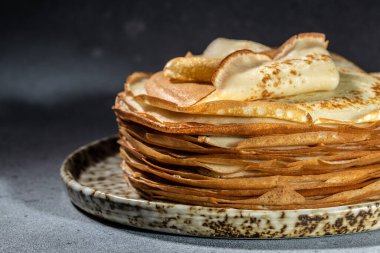 Tabaktaki ince krepler. Lezzetli kahvaltı ya da tatlı. Uzun afiş biçimi. en üstteki görünüm,