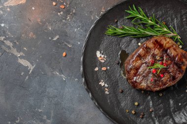 Izgara sığır filetosu bifteği. Restoran menüsü, diyet, yemek kitabı tarifi üst görünümü.