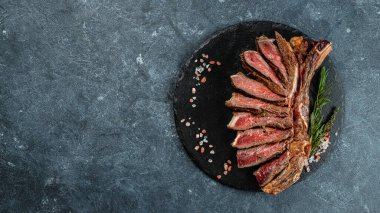 Baharatlı ızgara biftekli biftek. Uzun afiş biçimi. en üstteki görünüm,