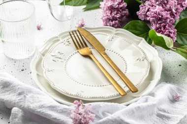 Çiçek desenli şık bir masa. Şenlikli yemek için çiçekli bahar masası..