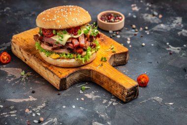 Tahta bir tahtanın üzerinde nefis ev yapımı sığır eti, peynir ve sebze hamburgerleri, Hamburger. Fast food konsepti.