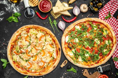Domatesli pizza, mozzarella ve roka, arka planda İtalyan pizzası, fast food öğle yemeği. Üst Manzara. metin için yer,