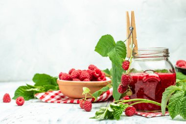 Organik ahududu, kasede taze ahududu. Olgun sulu taze ahududu. Sağlıklı yiyecekler, vitaminler, yaz meyveleri. Uzun afiş biçimi. metin için yer,