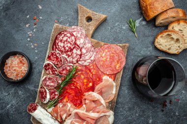 Krem peynirli sandviç, somon, avokado, salatalık, domates ve açık arkaplanda yeşillikler. Keto kahvaltısı ya da brunch. afiş, menü, metin için tarif yeri, üst görünüm.