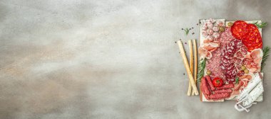 Et tabağı mezeleri. Sade sosisler hafif arka planda. Uzun afiş biçimi. en üstteki görünüm.