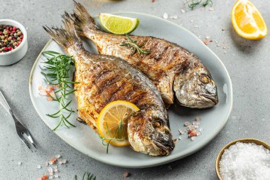 İştah açıcı kızarmış dorado balığı. Restoran menüsü, diyet, yemek kitabı tarifi üst görünümü.