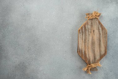 Beton arka planda ahşap kesim tahtası. Kırsal tarzda, yemek pişirme geçmişi. en üstteki görünüm,