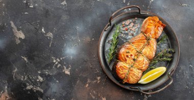 Koyu arkaplanda ızgara limon ve tuz. Uzun afiş biçimi. en üstteki görünüm.