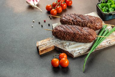 Tahta üzerinde Türk ve Arap Geleneksel Ramazan kebabı. Sağlıklı ve dengeli beslenme kavramı. metin için yer, üst görünüm.