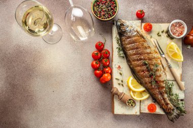 Izgara alabalık, restoran menüsü, diyet, yemek tarifi üst görünümü.,