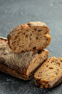 Tahta üzerinde sanatsal baget ekmeği. dikey görüntü. Üst Manzara. metin için yer.