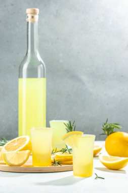 Yaz içkisi limoncello. Geleneksel İtalyan alkollü içecek.