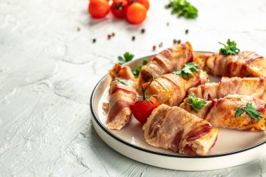 Domuz pastırmalı tavuk. Sağlıklı akşam yemeği ya da öğle yemeği. Restoran menüsü, diyet, yemek kitabı tarifi üst görünümü.