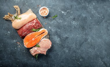 Çiğ et çeşitleri biftek, domuz eti, tavuk.