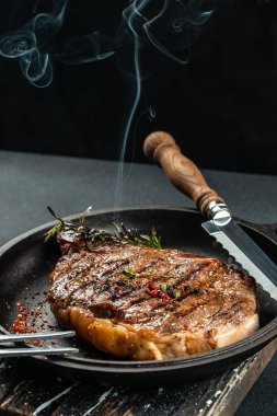 Izgara tavada baharatlı ızgara biftekli biftek. metin için yer, üst görünüm.