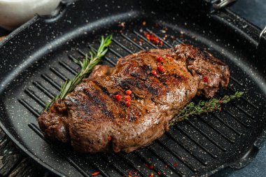Izgara biftek, siyah angus orta pişmiş biftek. Üst Manzara. metin için yer.