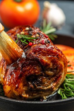 Hafif bir arka planda kızılcık ile doldurulmuş domuz rostosu. Restoran menüsü, diyet, yemek kitabı tarifi üst görünümü.