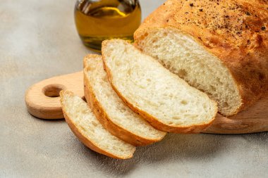 Altın kabuklu ev yapımı taze ekmek. Sağlıklı ekmek. Fırın ürünleri konsepti.