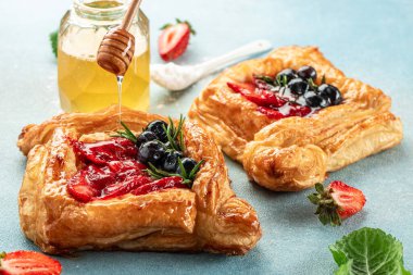 Çilekli puf böreği, yabanmersinli. Restoran menüsü, diyet, yemek kitabı tarifi üst görünümü.