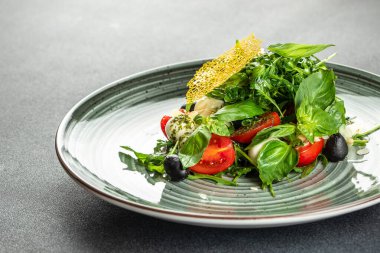 Peynirli ve taze sebzeli salata, restoran menüsü, diyet, yemek tarifi üst görünümü.,