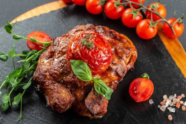 Domatesli ızgara Angus bifteği. Sağlıklı ve dengeli beslenme kavramı. metin için yer, üst görünüm.