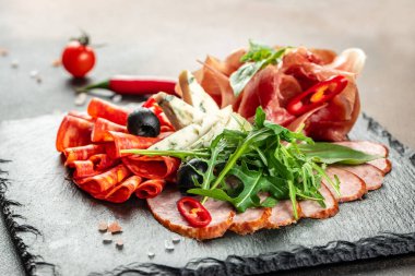 Türlü çeşit aperatif et, jamon sucuğu, pepperoni, prosciutto. Et meze tabağı, yemek tarifi geçmişi. Kapat.,