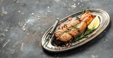 Baharatlı ve otlu lezzetli somon bifteği koyu arkaplan, pankart, menü, metin için tarif yeri, üst görünüm,