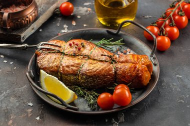 Bitkilerle pişirilmiş somon bifteği, limon, zeytinyağı, sağlıklı yemek için ızgara taze balık, restoran menüsü, diyet, yemek tarifi üst görünüm.,