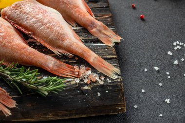 Koyu arkaplanda çiğ balık var. afiş, menü, metin için tarif yeri, üst görünüm,
