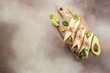 Izgara tavuklu taco, avokado, taze domates, limon. Tahta üzerinde Meksika dürümleri. afiş, menü, metin için tarif yeri, üst görünüm.