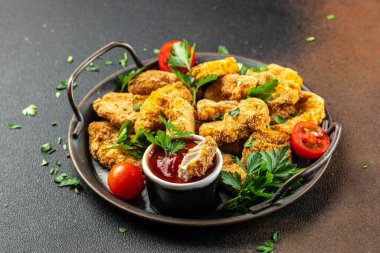 Koyu arkaplanda ketçap soslu tavuk nugget, metin için yer, üst görünüm,