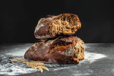 Masada taze ekmek. Sağlıklı beslenme ve arka planda geleneksel fırın. afiş, menü, metin için tarif yeri, üst görünüm.