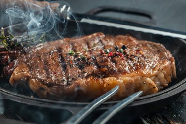 Ateşli ızgara biftek. Et pişirme kavramı, yemek tarifi geçmişi. Kapat.,