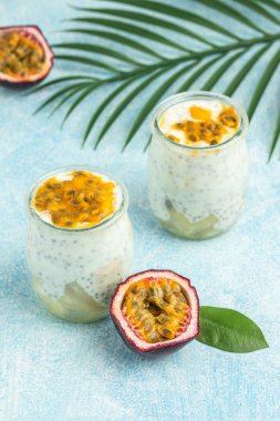 Sağlıklı tropik meyve pudingi, içinde tutkulu meyve, lezzetli kahvaltı ya da atıştırmalık, temiz yemek, diyet, vejetaryen gıda konsepti. en üstteki görünüm,