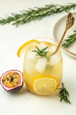 Çarkıfelek meyveli margarita kokteyli, hafif güneşli bir arka planda bir içki, yaz partisi için tropik bir içecek.,