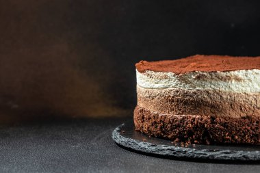 Koyu arkaplanda taze yapılmış çikolatalı kek. afiş, menü, metin için tarif yeri.