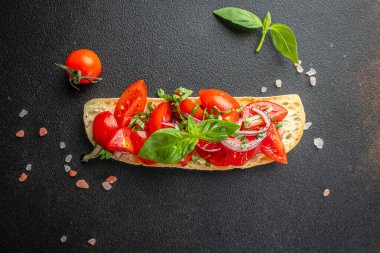 Kesme tahtasında domates ve fesleğen olsun. Geleneksel İtalyan aperatifi ya da aperatifi. metin için yer,