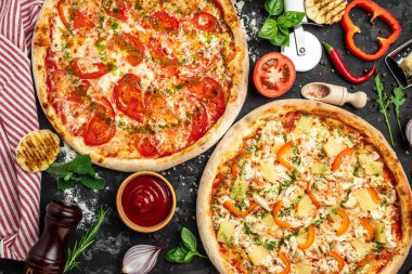 Pizza arkaplanını ayarla. çeşit çeşit İtalyan pizzası, fast food öğle yemeği, üst manzara,