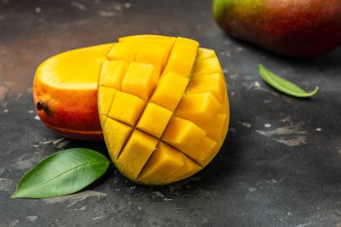 Kırmızı mango. Karanlık bir arka planda taze tropikal meyve. Uzun pankart biçimi.