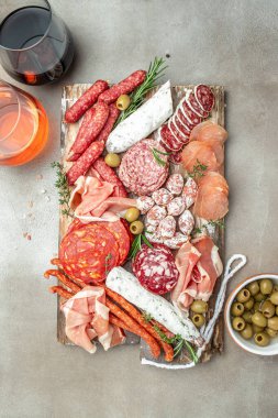 Geleneksel İspanyol İspanyol sucuğu, jamon serrano. Şarapla hazırlanmış et ve peynir tabağı. Etli atıştırmalıkların karışımı..