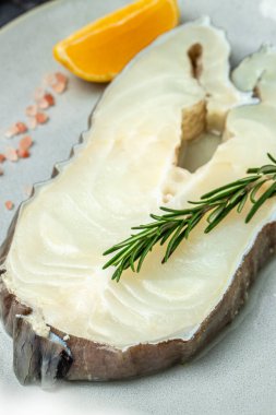 Tabakta taze deniz balığı filetosu Anarhichas bifteği. dikey görüntü. Üst Manzara. metin için yer,