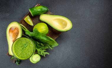 Bardakta yeşil ıspanak kokteyli. Detoks diyeti. Sağlıklı gıda konsepti, afiş, menü, metin için tarif yeri, üst görünüm,